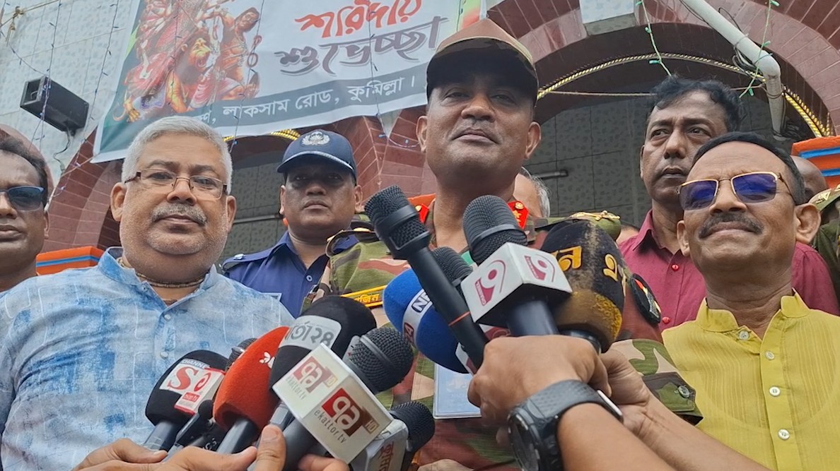 কুমিল্লায় শারদীয় দুর্গাপূজা মন্ডপ পরিদর্শনে ৩৩ পদাতিক ডিভিশনের জিওসি